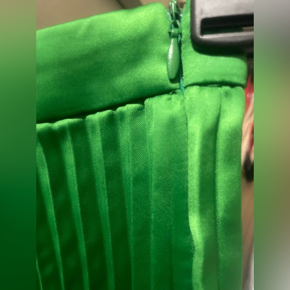 Elegant Green Pleated Skirt size 24 - Picture 4 of 8